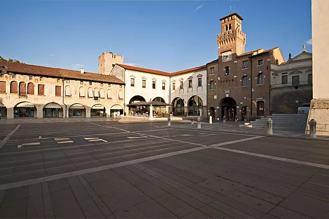 Piazza Grande con il Torresin, torre dell'orologio di Oderzo