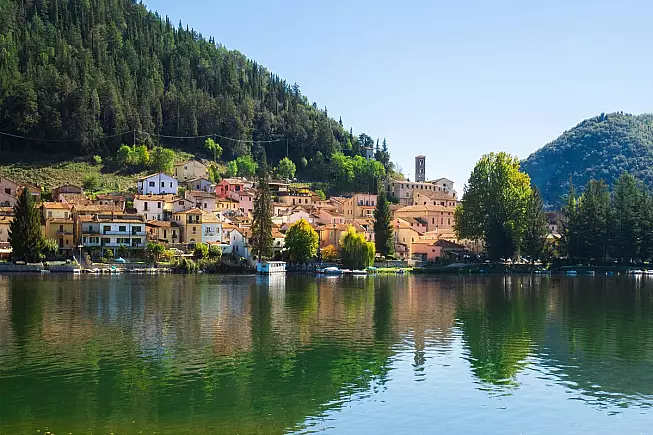 Il borgo di Piediluco visto dalle sponde del 'suo' lago