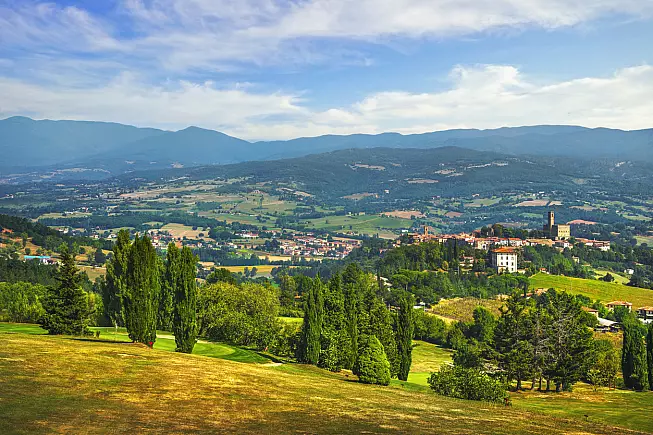Vista panoramica delle verdi colline casentinesi, al centro delle quali sorge Poppi. 