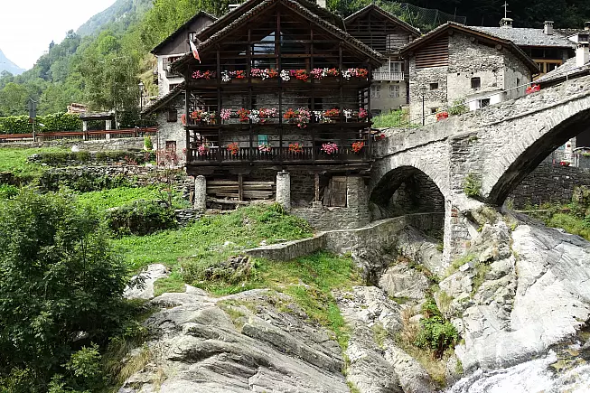 Balconi fioriti nel borgo di Rassa. 