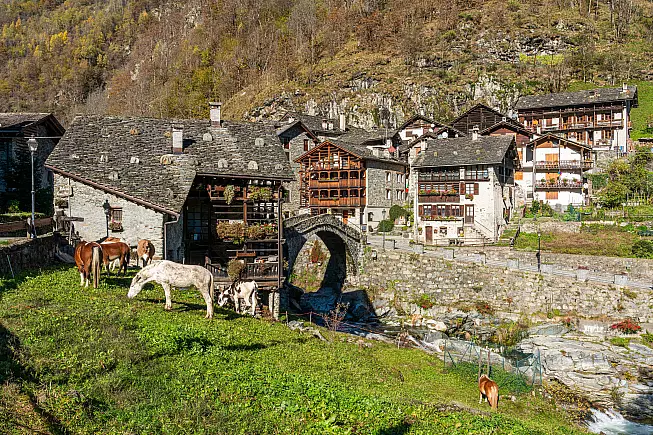 Rassa è un inconfondibile borgo di montagna della Valsesia.