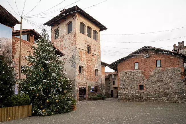 Ricetto di Candelo, periodo di Natale con gli alberi illuminati