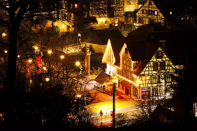 Non solo d'autunno: Schiltach è una meraviglia anche con le luci di Natale. 