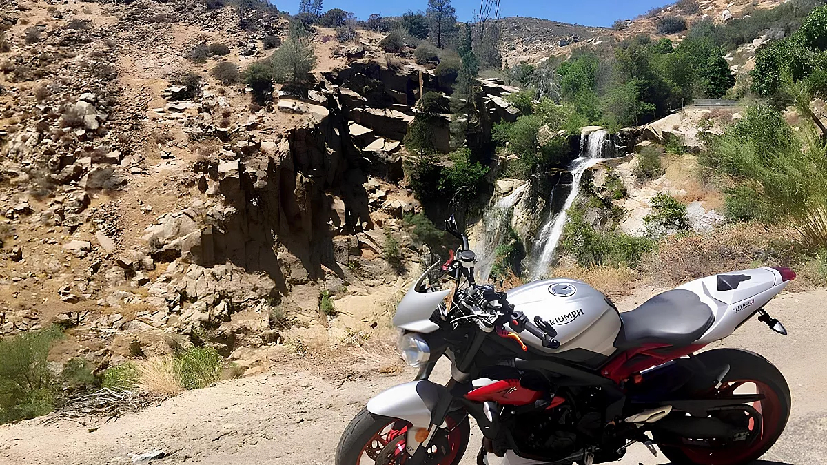 Triumph Street Triple RX davanti a una cascata