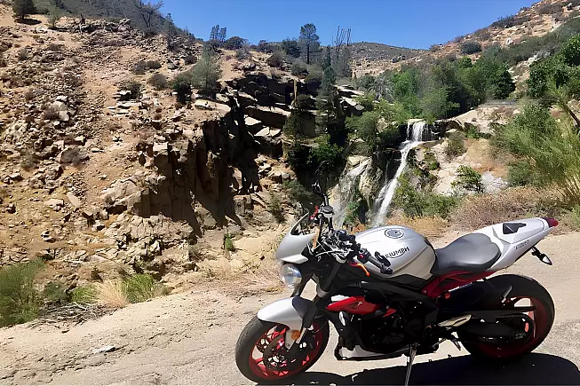 Triumph Street Triple RX davanti a una cascata