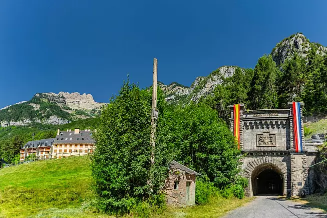 Tunnel al Passo del Somport, Pirenei.iStock, by-studio
