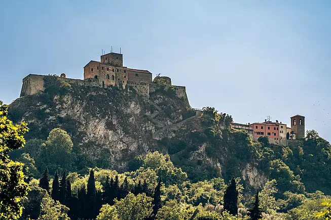 Vista della scogliera di Verucchio dalla Val Marecchia.