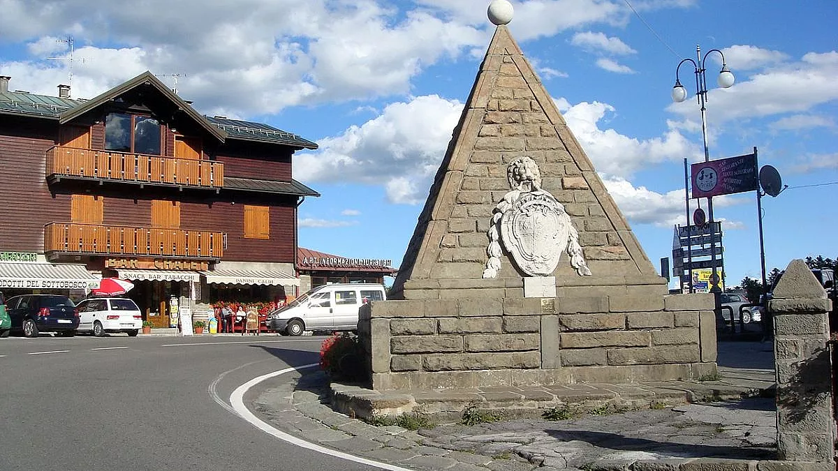 Abetone, una delle Piramidi che segnano la cima del Passo dell'Abetone. Fluctuat, Wikimedia