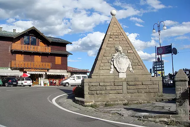 Abetone, una delle Piramidi che segnano la cima del Passo dell'Abetone. Fluctuat, Wikimedia
