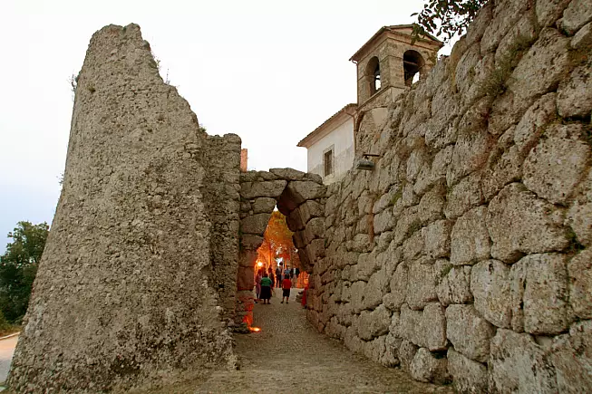 Arco a sesto acuto, Arpino. stefano cellai, Shutterstock