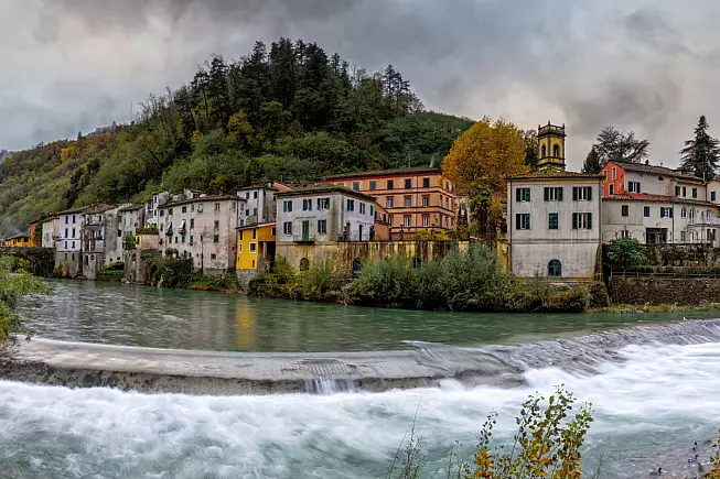 Bagni di Lucca, panorama del fiume Lima, Toscana. makasana photo, Shutterstock