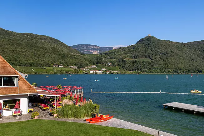 Caldaro, o Kaltern. Vista sul Lago di Caldaro. cherryyblossom / Shutterstock.com