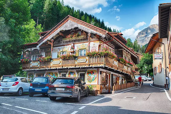 Casa La Floriana, casa tirolese decorata in cultura ladina, Canazei, Trentino. Marco Rubino, Shutterstock