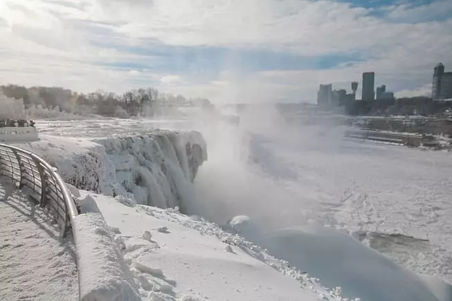Anche in inverno, con le fitte nevicate della zona e il ghiaccio, le Cascate del Niagara sono decisamente emozionanti
