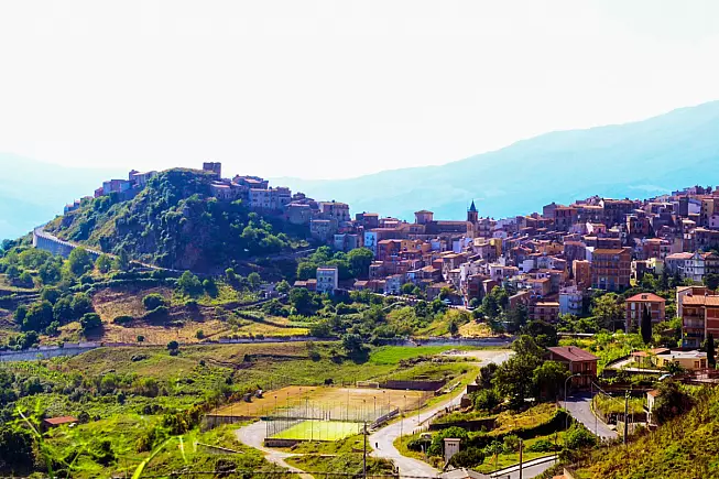Castel di Lucio. Ale Grutta foto, Shutterstock.com