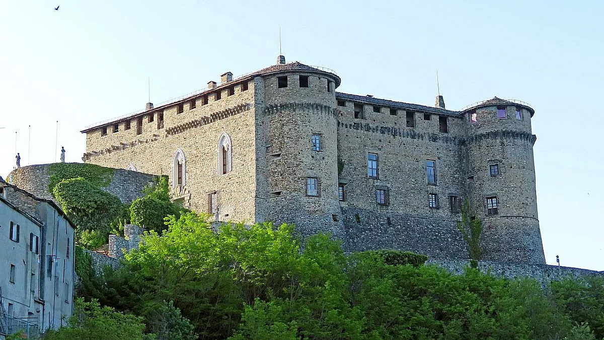 Castello di Compiano, Compiano, Emilia-Romagna. Parma1983, Wikimedia
