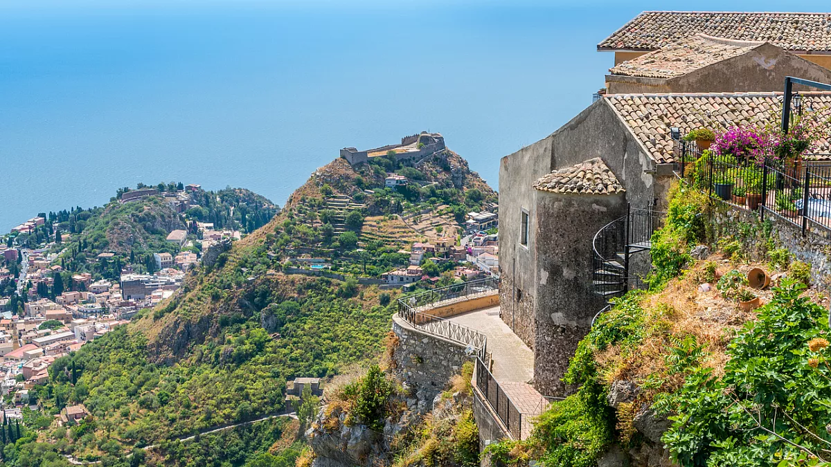 Uno dei panorami sul mare che puoi godere dal borgo di Castelmola.