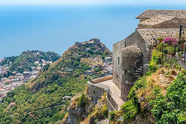 Uno dei panorami sul mare che puoi godere dal borgo di Castelmola.
