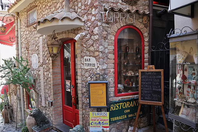 Il bar Turrisi, piccolo ma molto famoso per i suoi arredi in tema "fallico". 