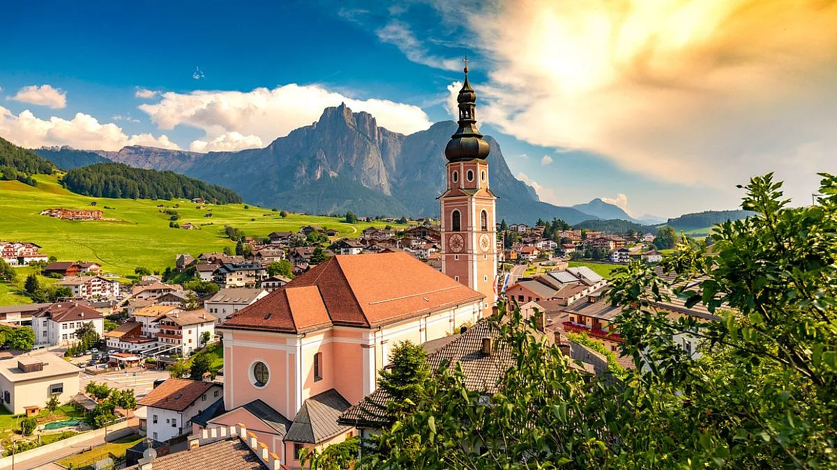 Parrocchia dei Santi Pietro e Paolo in Castelrotto, panorama sulle Dolomiti e sullo Sciliar