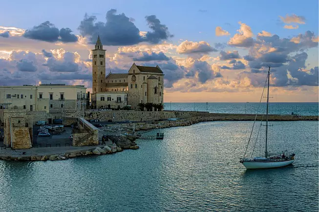 Cattedrale di Trani (Basilica cattedrale Maria Santissima Assunta) e porto, Trani, Puglia
