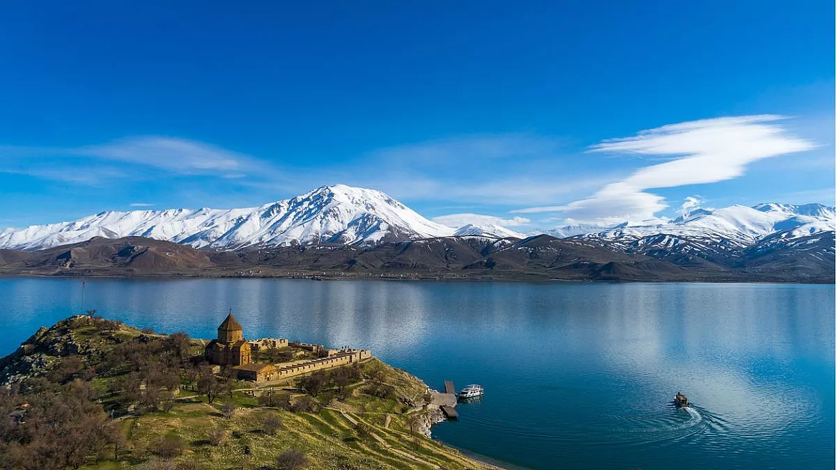 Chiesa armena della Croce di Agrifoglio sull'isola di Akdamar, lago di Van, Turchia. iStock, maasoglu