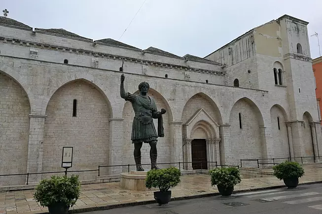Colosso di Barletta, Eraclio, alla Basilica del Santo Sepolcro. Barletta, Italia