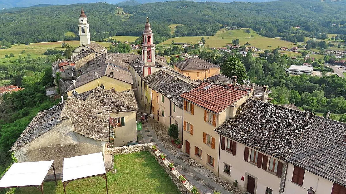 Compiano, panorama dal Castello di Compiano. Parma1983, Wikimedia