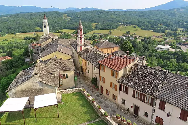 Compiano, panorama dal Castello di Compiano. Parma1983, Wikimedia