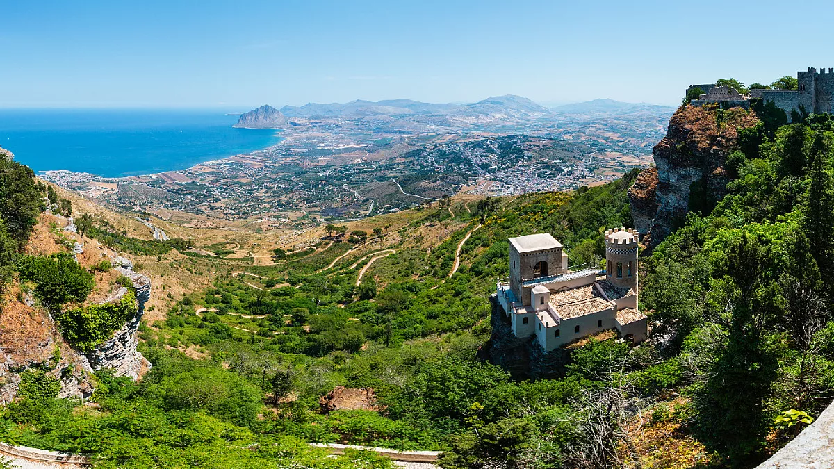 Costa tirrenica vista dal Monte Cofano con la Chiesa di San Giovanni Battista. Erice, Trapani, Sicilia
