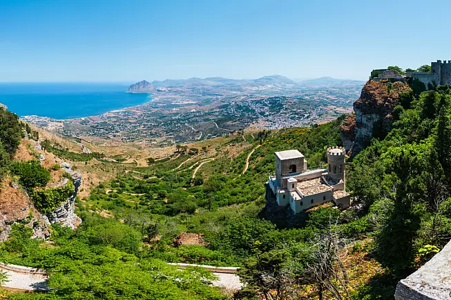 Costa tirrenica vista dal Monte Cofano con la Chiesa di San Giovanni Battista. Erice, Trapani, Sicilia