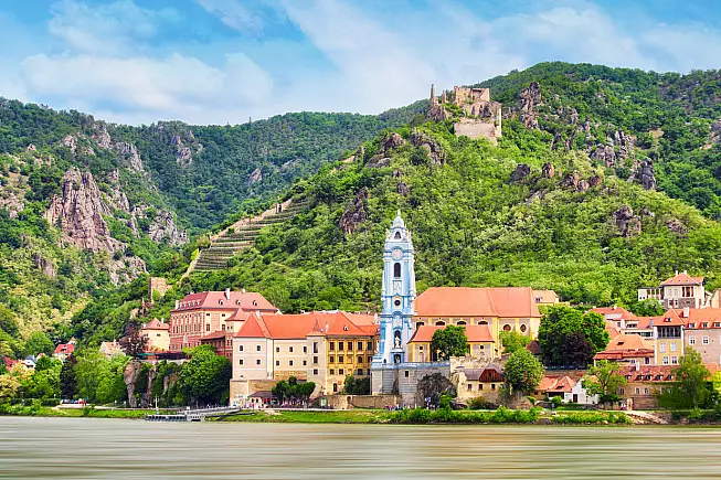 Dürnstein con i suoi edifici più noti: in alto le rovine del castello, in basso il campanile blu dell'abbazia. 