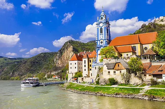 Dürnstein si affaccia sul "bel Danubio blu" con... il suo campanile blu.
