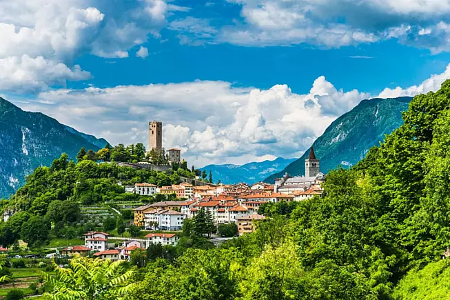 Il borgo di Gemona del Friuli, simbolo della distruzione del terremoto del 1976, fu ricostruito per intero in pochi anni, tornando al suo originario splendore