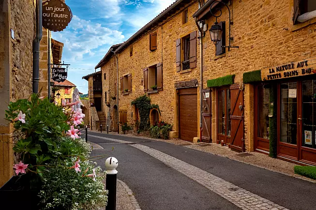 Interno del borgo di Oingt, Francia. Mike Workman, Shutterstock
