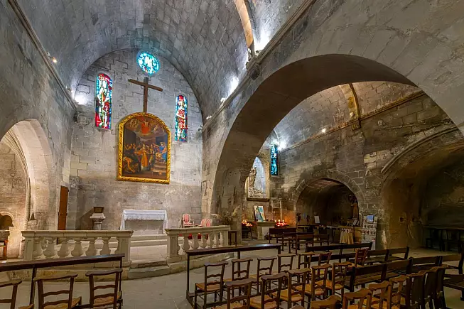 Interno della Chiesa di Saint Vincent des Baux. Les Baux-De-Provence, Francia