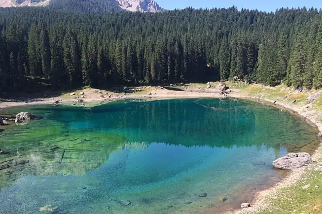 Lago di Carezza, o Arcobaleno del Latemar, nella Grande Strada delle Dolomiti