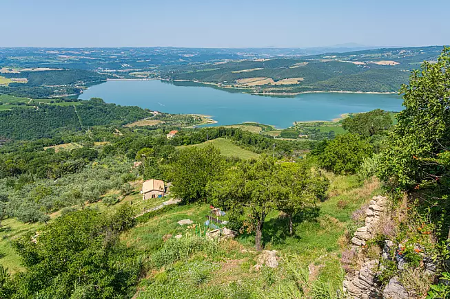 Lago di Corbara, vista panoramica. Provincia di Terni, Umbria, Italia