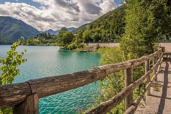 Il lago è la principale attrazione della Valle di Ledro