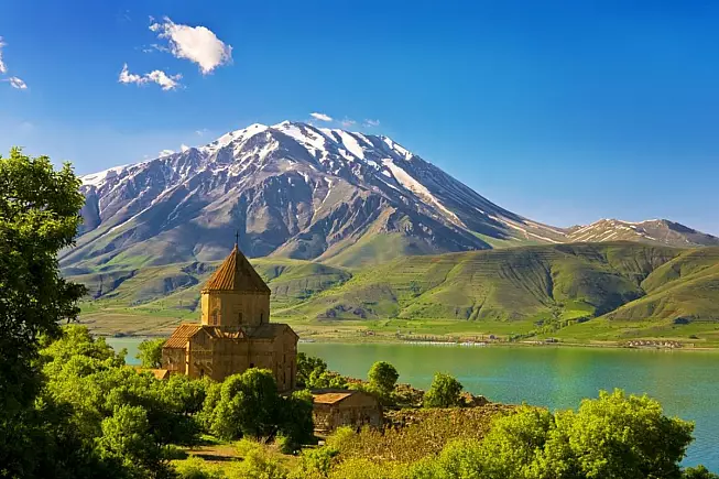 Il Lago di Van e, in primo piano, l'antica Cattedrale Armena della Santa Croce, che risale al X secolo