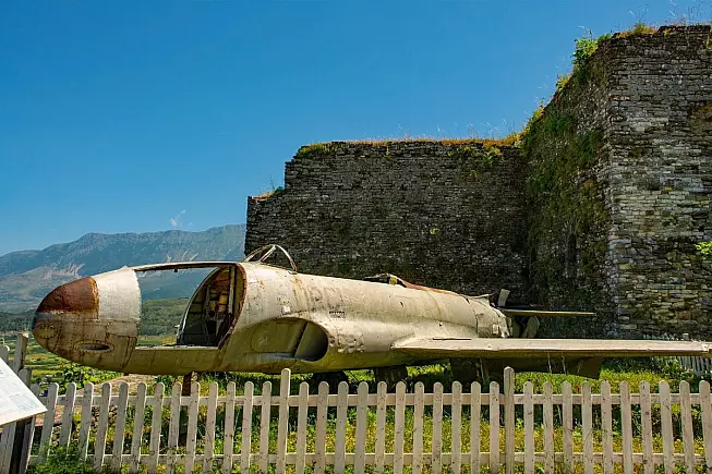 Lockheed T-33 Shooting Star, Castello di Argirocastro, Albania. Dragoncello, Shutterstock