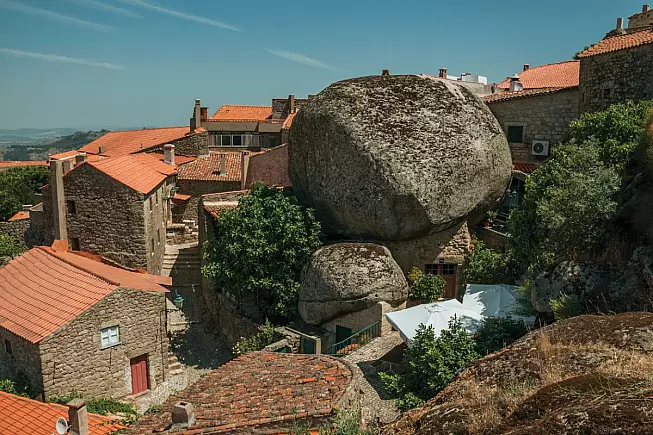 Miradouro do Forno. Case in pietra con le rocce arrotondante, Monsanto, Portogallo