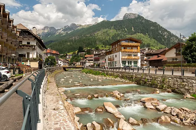 Moena, vista del fiume Avisio. Dolomiti, Italia