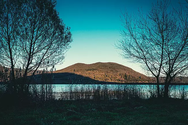 Monte Venere, vista dalla Riserva Naturale del Lago di Vico. Testaem, Wikimedia