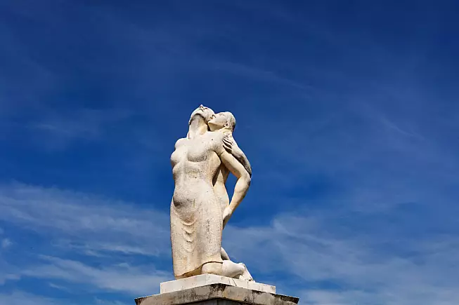 Monumento alla Mamma Ciociaria, Castro dei Volsci. victimewalker, Shutterstock