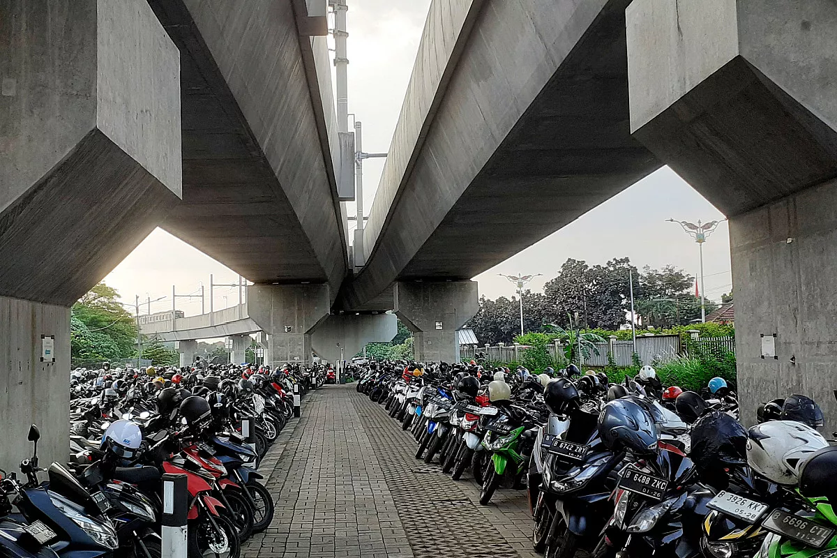 Moto parcheggiate a Jakarta. Hadi_design, Shutterstock