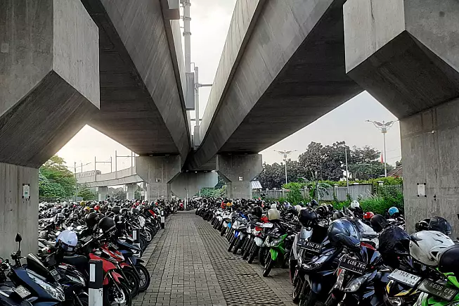 Moto parcheggiate a Jakarta. Hadi_design, Shutterstock