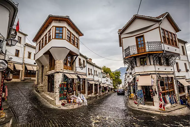 Negozi al Bazar di Argirocastro, Albania. iStock, zm_photo