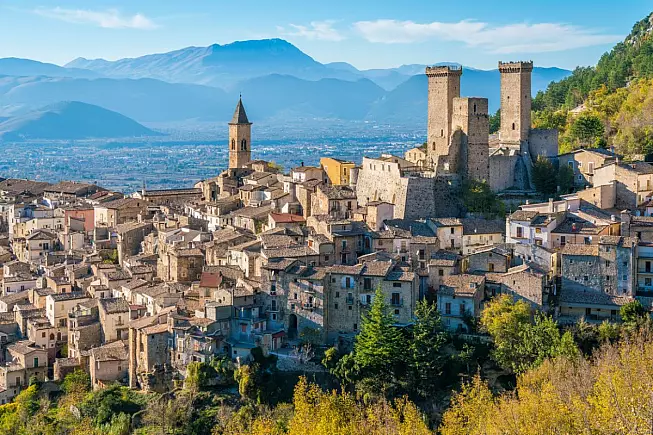 Pacentro, vista panoramica, Abruzzo. iStock, e55evu