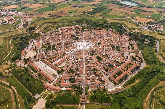 Palmanova è la "città a forma di stella", massimo esempio dell'architettura militare nella provincia di Udine